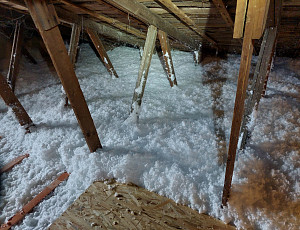 Zateplení stropu rodinného patrového domu pomocí foukané izolace